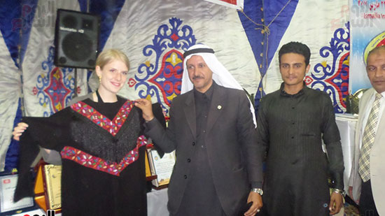 الشيخ أمين الشعراوى يهدى الزى البدوى إلى رئيسة الوفد الفرنسى