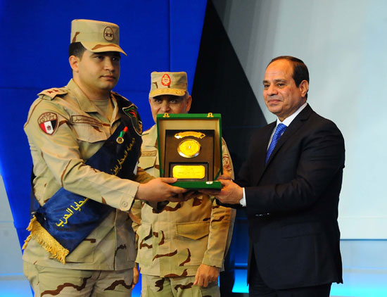السيسى يكرم أحد أبطال عمليات شمال سيناء