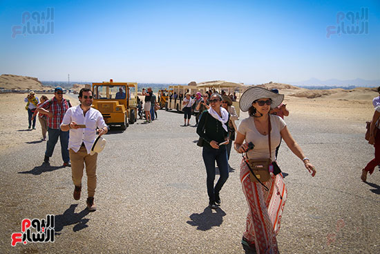 السائحون من جنسيات مختلفة يزورون معبد حتسبشوت