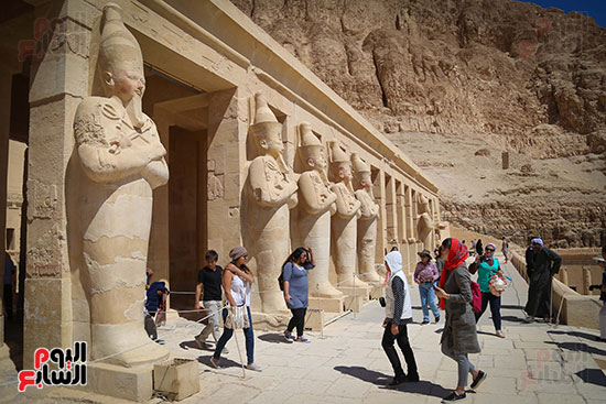 توافد السياح من جنسيات مختلفة على معبد  حتسبشوت