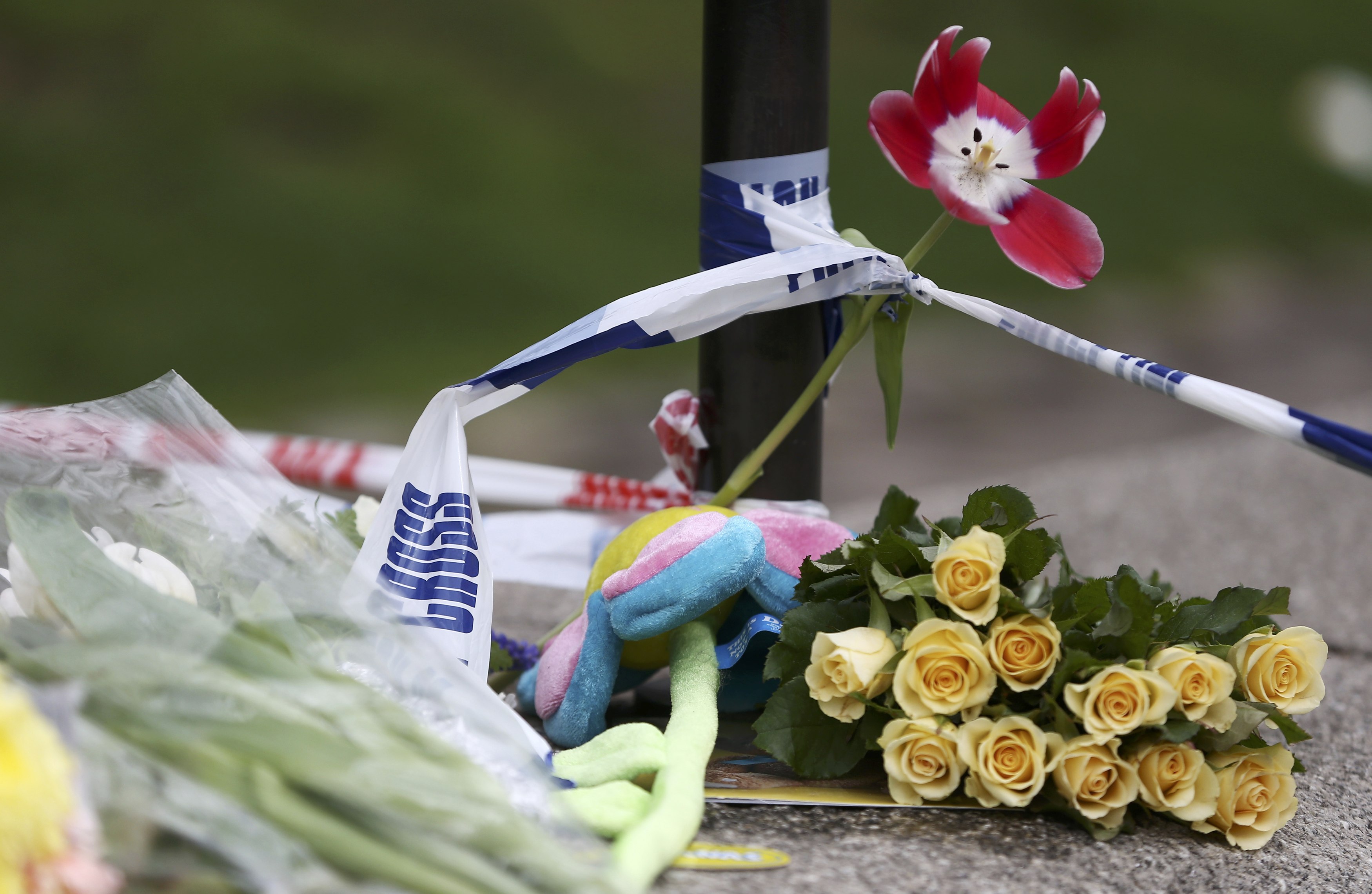 مواطنون بريطانيون يضعون أكاليل من الزهور بالقرب من هجوم لندن
