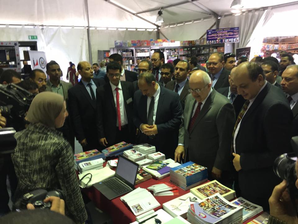 محافظ الإسكندرية خلال زيارته لجناج القنصلية الامريكية بمعرض الكتاب