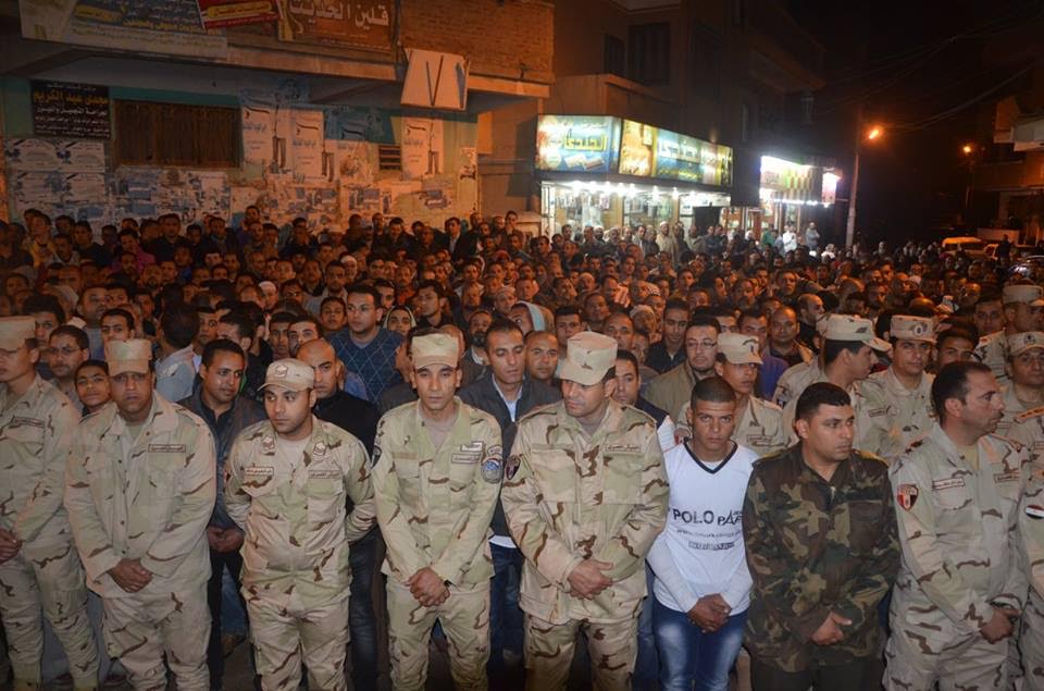 5- رجال القوالت المسلحة ألاف الشباب اثناء دفن الجثمان
