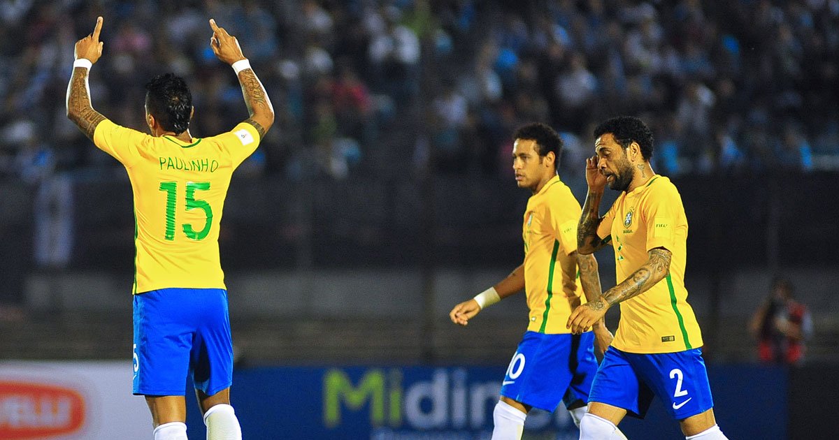 احتفال نجوم المنتخب البرازيلى أمام أوروجواى