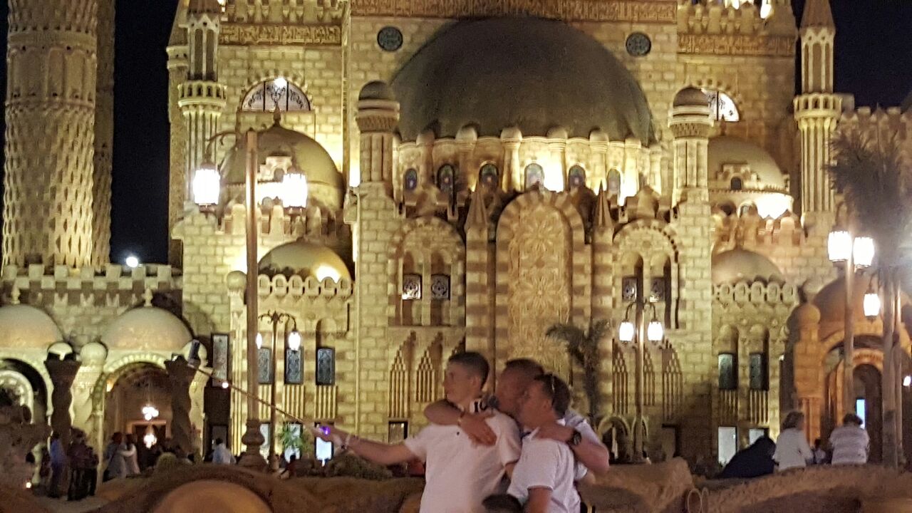 السياح يلتقطون الصور التذكارية والسيلفى أمام مسجد الصحابة  (3)