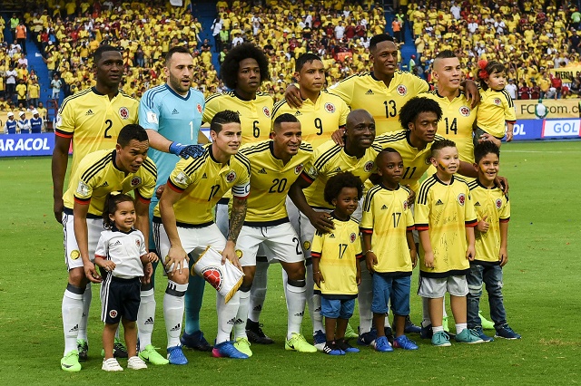 نجوم كولومبيا مع أطفالهم قبل المباراة