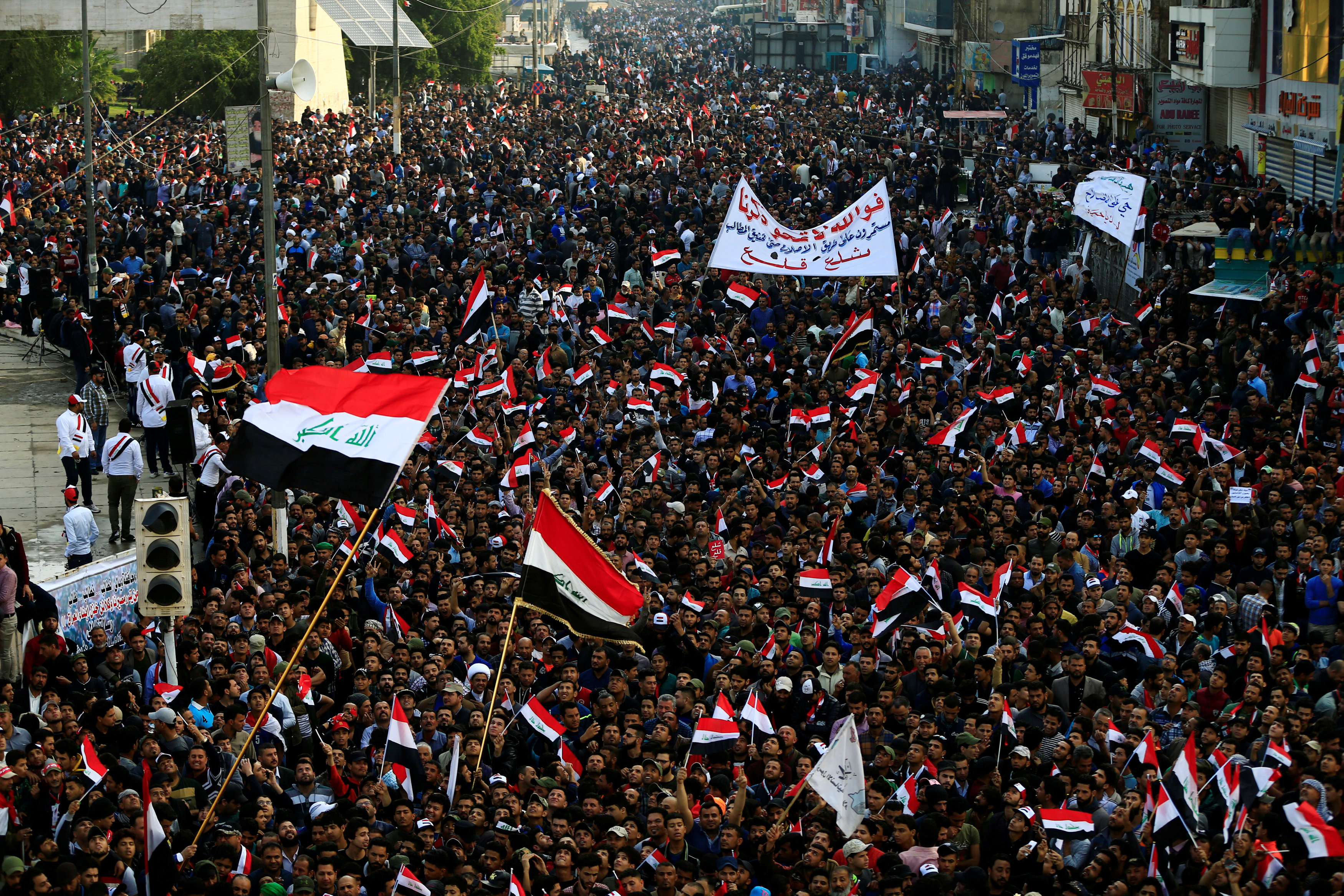 آلاف العراقيين يتدفقون إلى ساحة التحرير بوسط بغداد للاحتجاج على الفساد