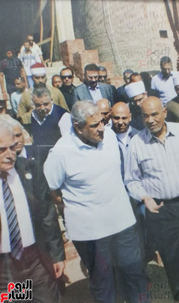 أثناء تفقد المهندس محلب واللواء كامل الوزير المسجد عقب تكليف الرئيس السيسى
