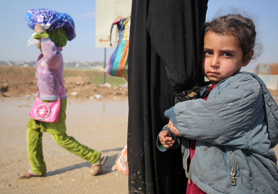 طفلة عراقية تظهر معاناة اللاجئين الفارين من جحيم الحرب فى الموصل