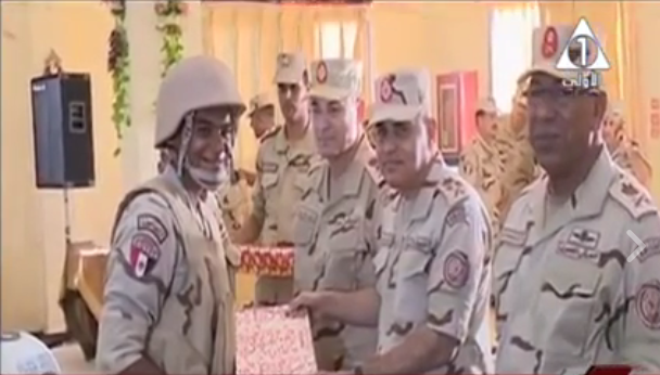 الجندى محمد المعتز رشاد أثناء تكريمه من الفريق أول صدقى صبحى وزير الدفاع