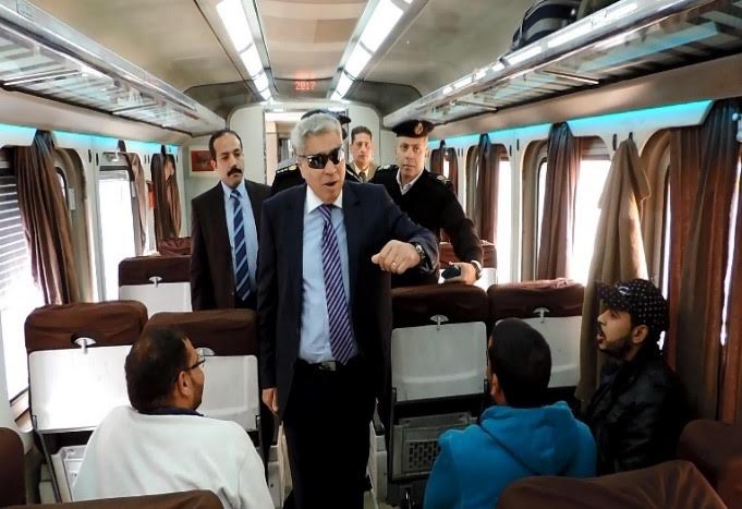 مساعد وزير الداخلية يستقل قطارا مع المواطنين