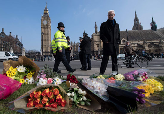 مواطنون يضعون أكاليل الزهور بمحيط البرلمان البريطانى بعد حادث لندن
