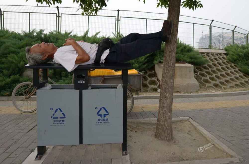 عجوز صينى ينام على سلسة مهملات