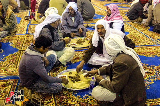  يتبع البدو سنة قديمة بتناول الطعام بثلاث أصابع باليد اليمني 