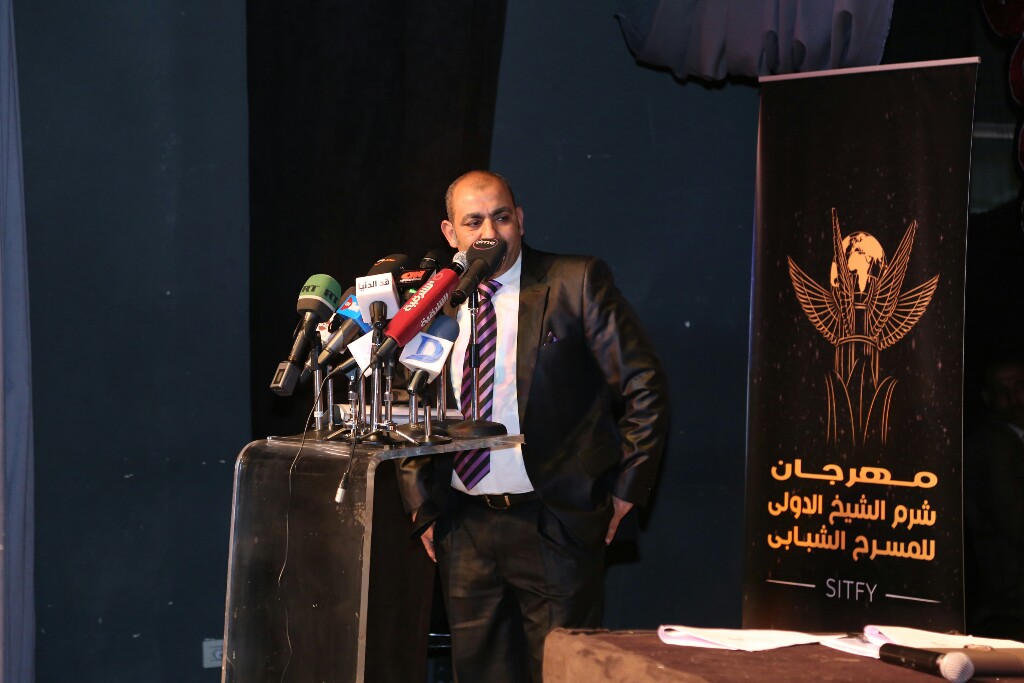 الفنان محسن منصور في المؤتمر الصحفي