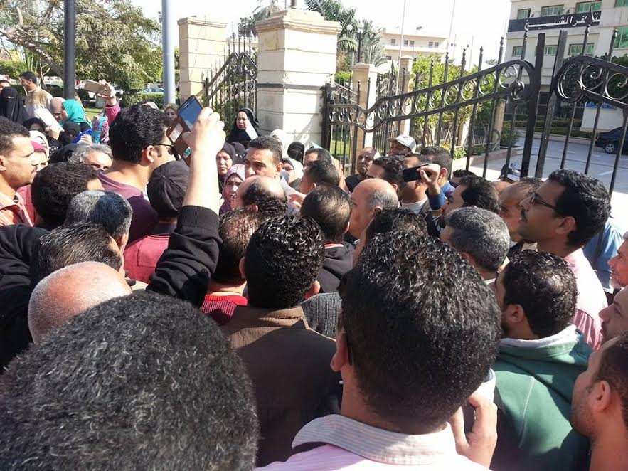 الوقفة الاحتجاجية أمام مبنى محافظة كفر الشيخ