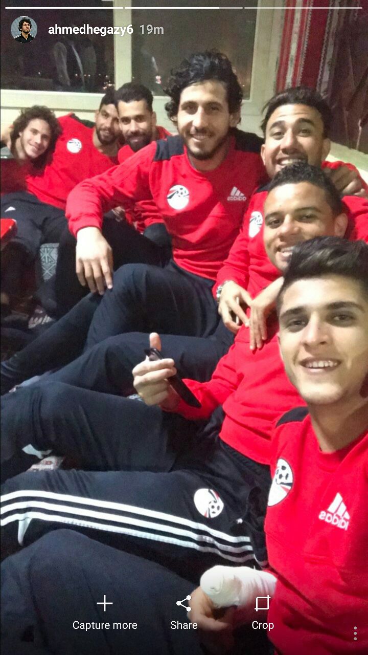 لاعبو المنتخب في عزومة العشاء