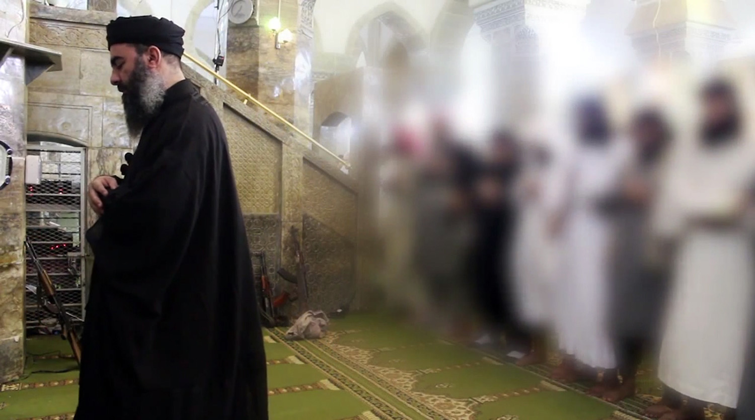 زعيم داعش يؤم المصلين داخل مسجد الجامع الكبير بمدينة الموصل