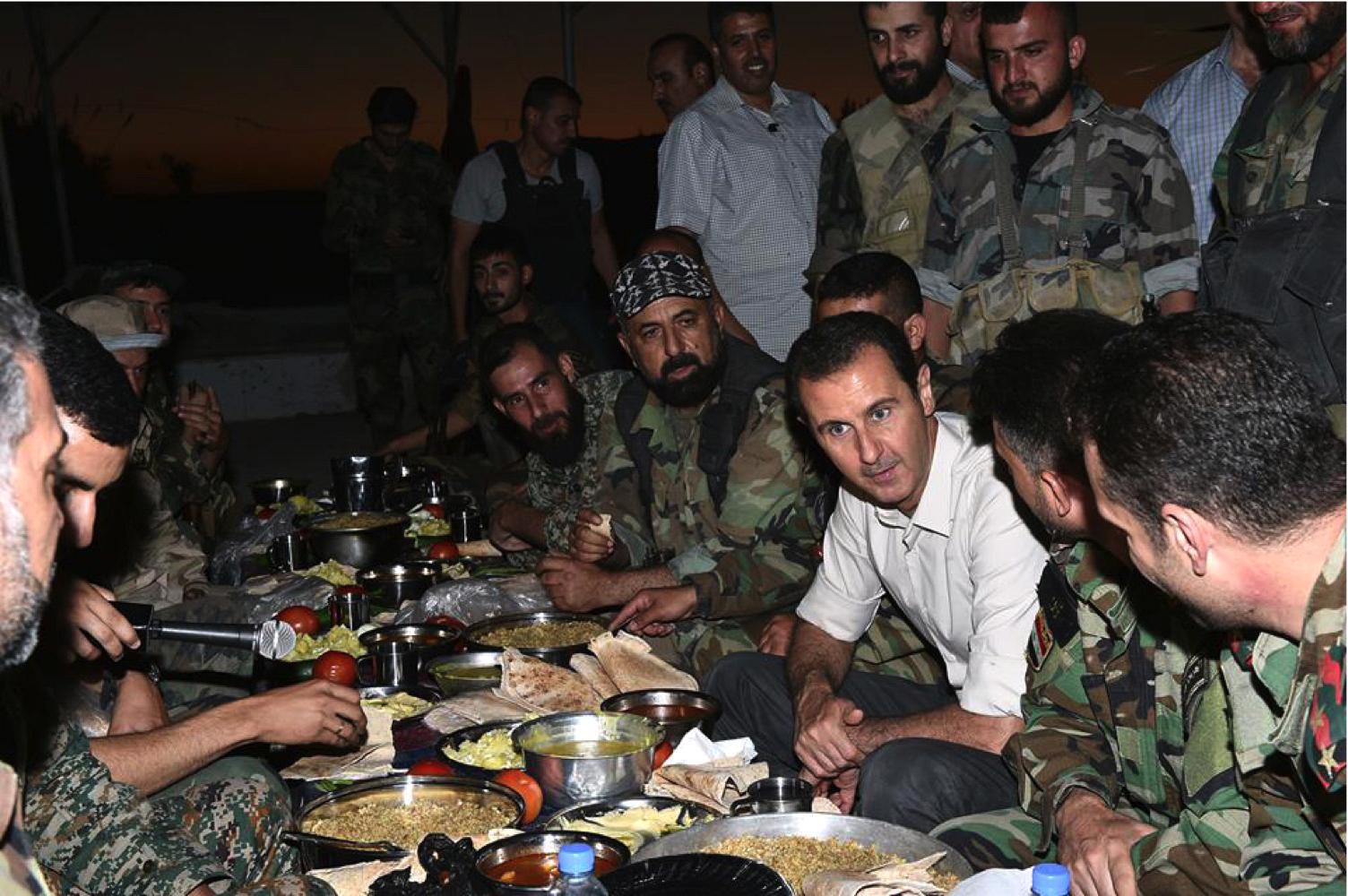 الأسد وسط مجموعة من أفراد الجيش السورى