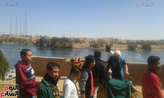  سياح و مصريين يتجولون على ظهور الجمال بأسوان