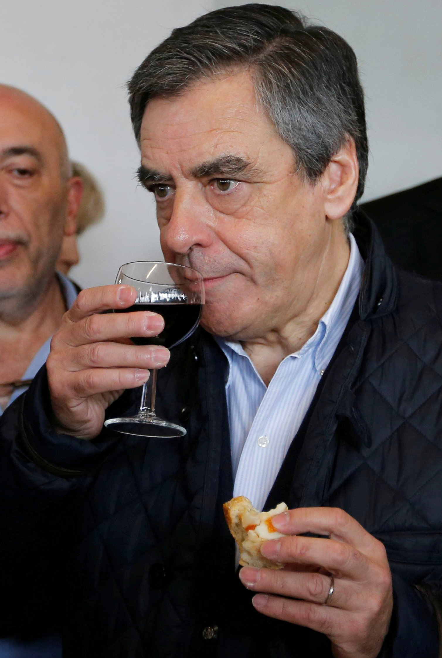 المرشح الرئاسى الفرنسى يتناول النبيذ والطعام