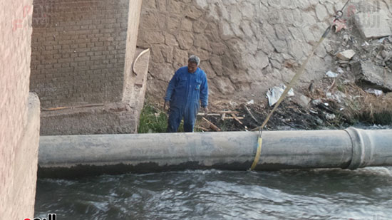   عامل ينزل فى الصرف لتركيب المواسير