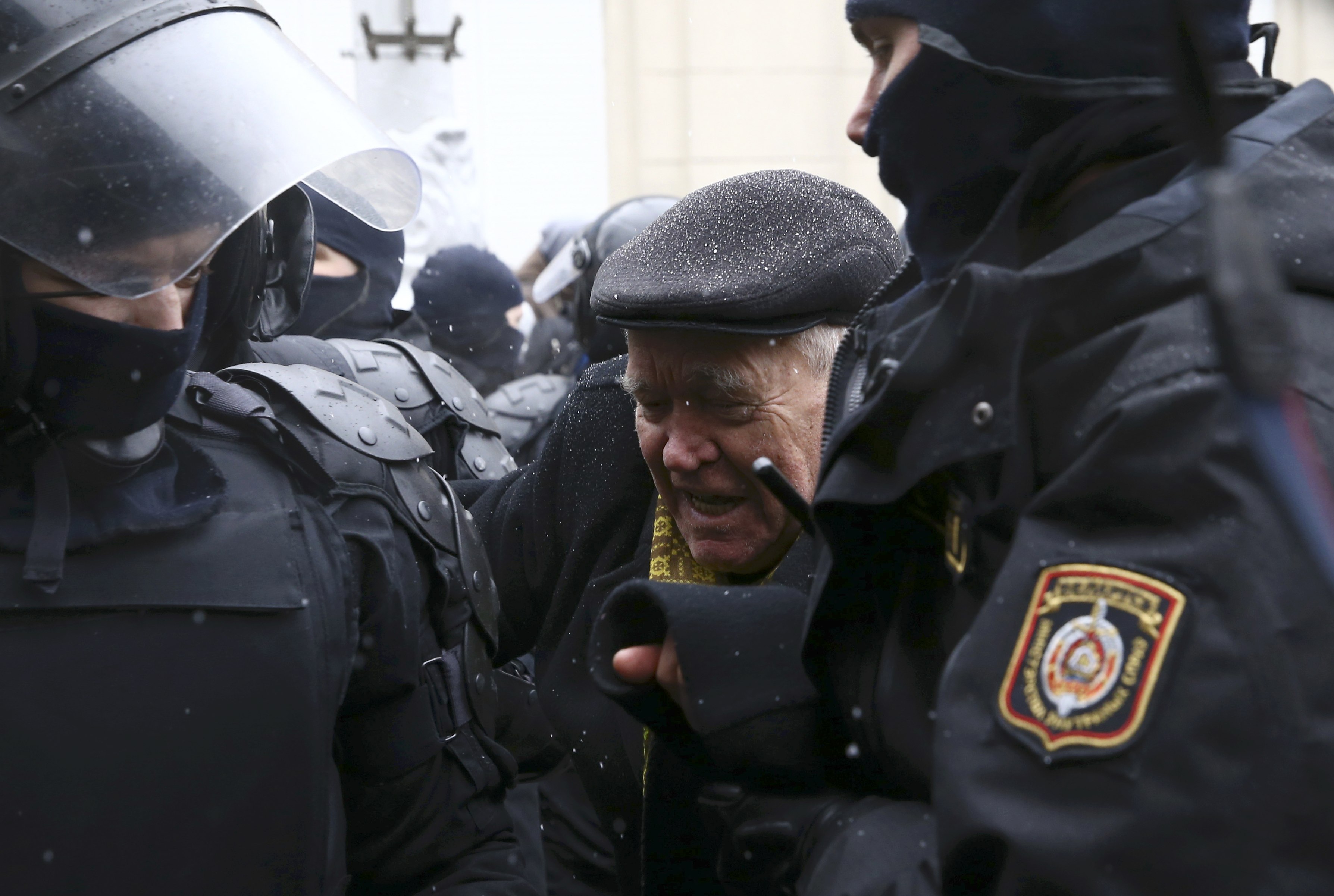 شرطة بيلاروسيا تحتجز رجل مسن