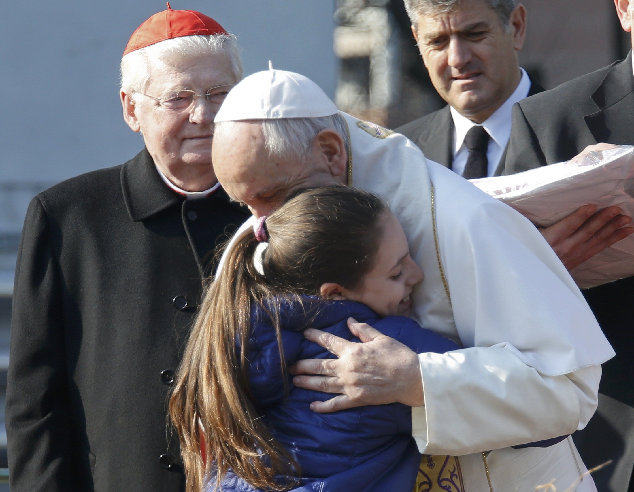 بابا الفاتيكان يعانق طفلة
