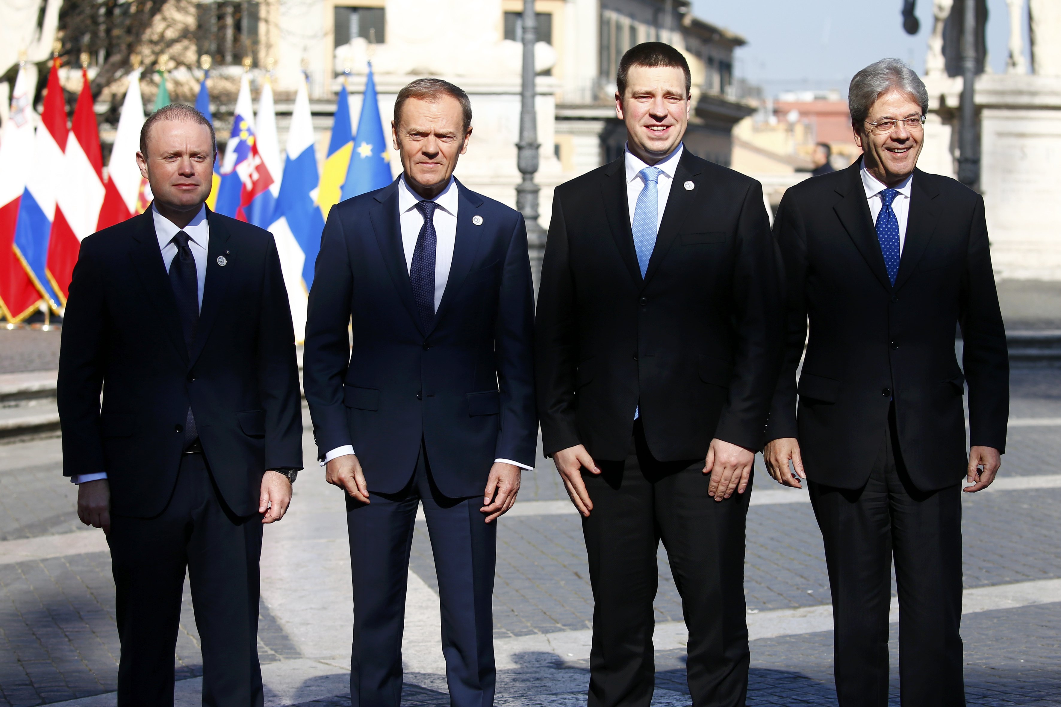 رئيس وزراء مالطا  ورئيس وزراء استونيا راتاس ورئيس الوزراء الإيطالي