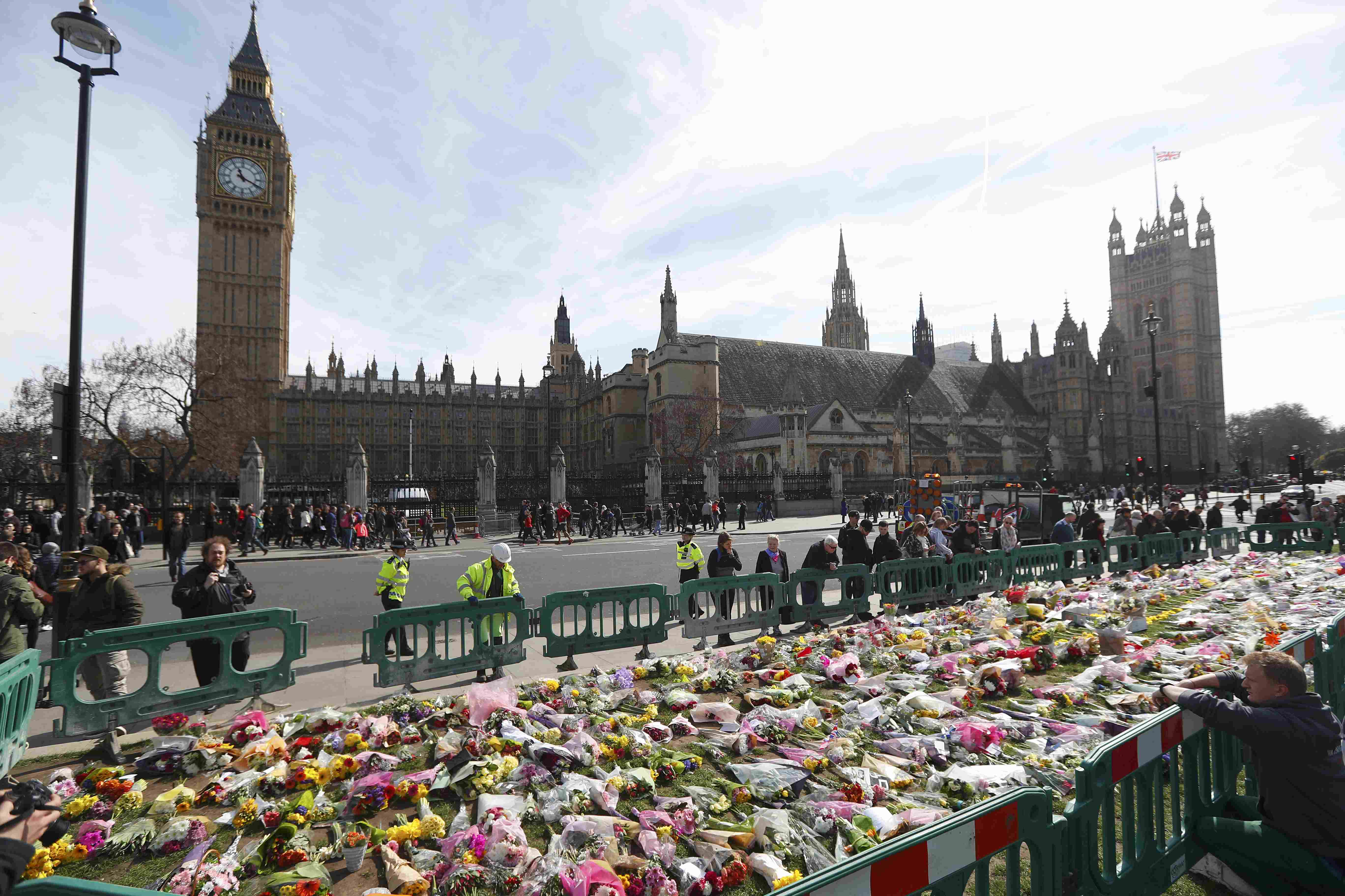 وضع الزهور في ساحة البرلمان البريطانى