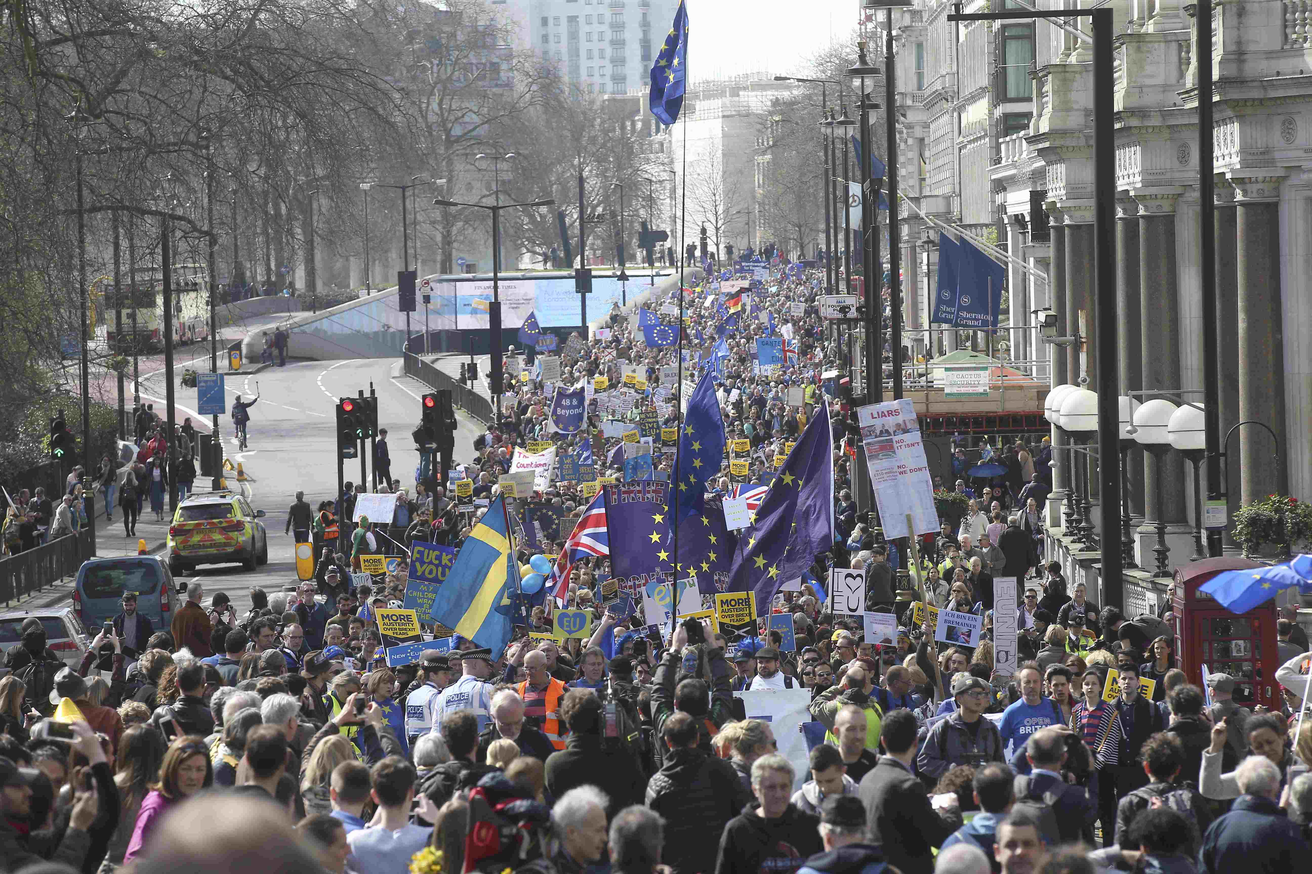 آلاف يشاركون فى مسيرة من أجل أوروبا