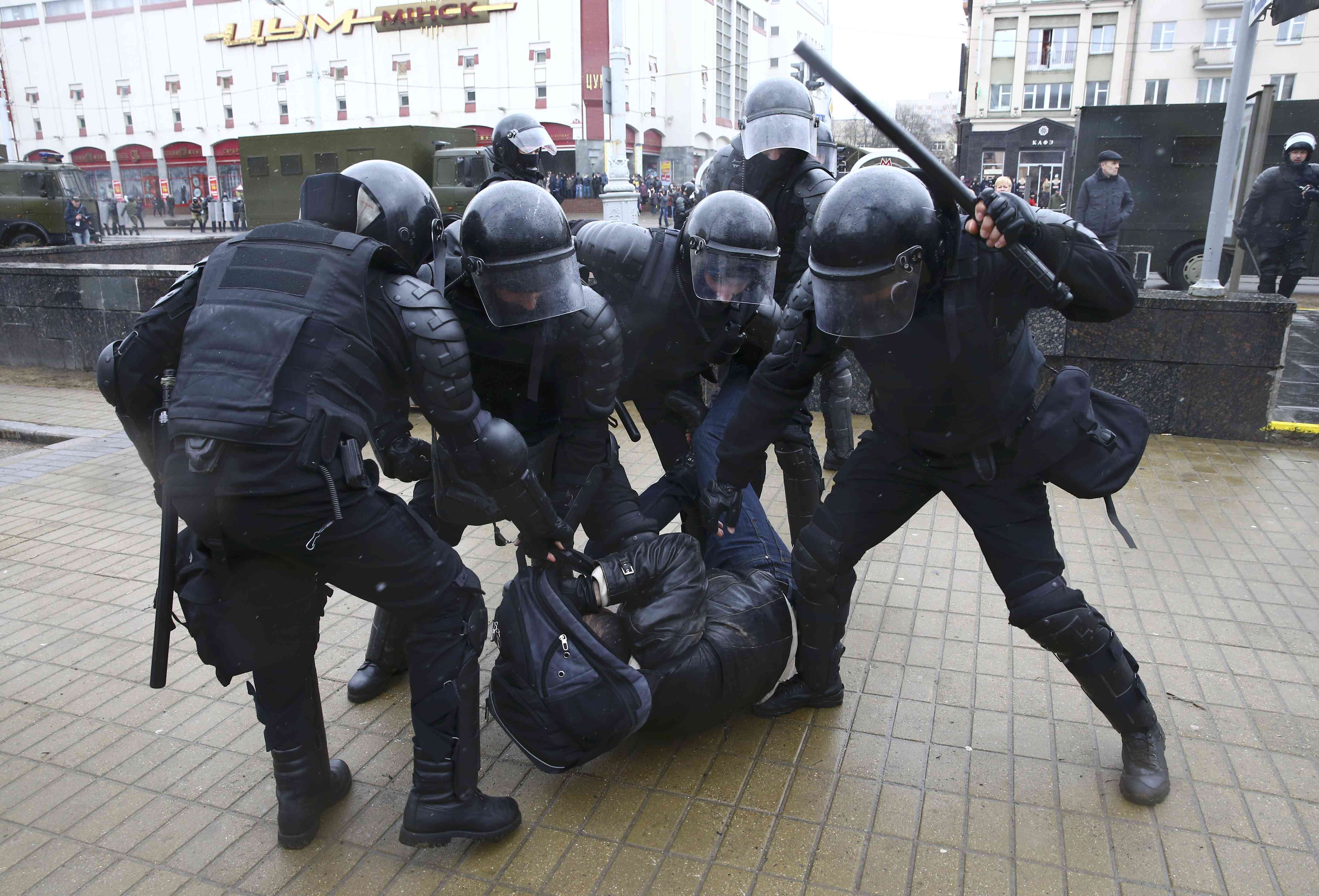 شرطة بيلاروسيا تعتدى بالضرب على مواطن