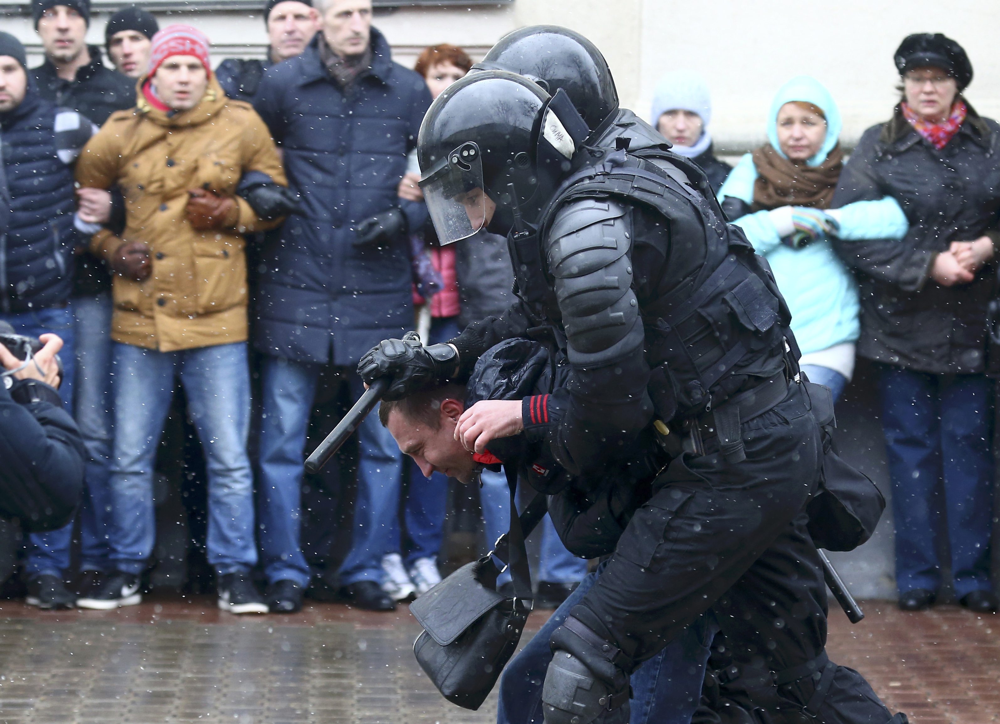 شرطة بيلاروسيا تستخدم العنف ضد المتظاهرين