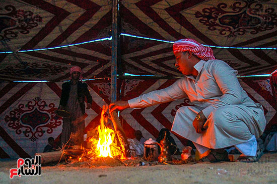 إشعال النار أول تقاليد التجمعات صنع الشاي الصحراوي 