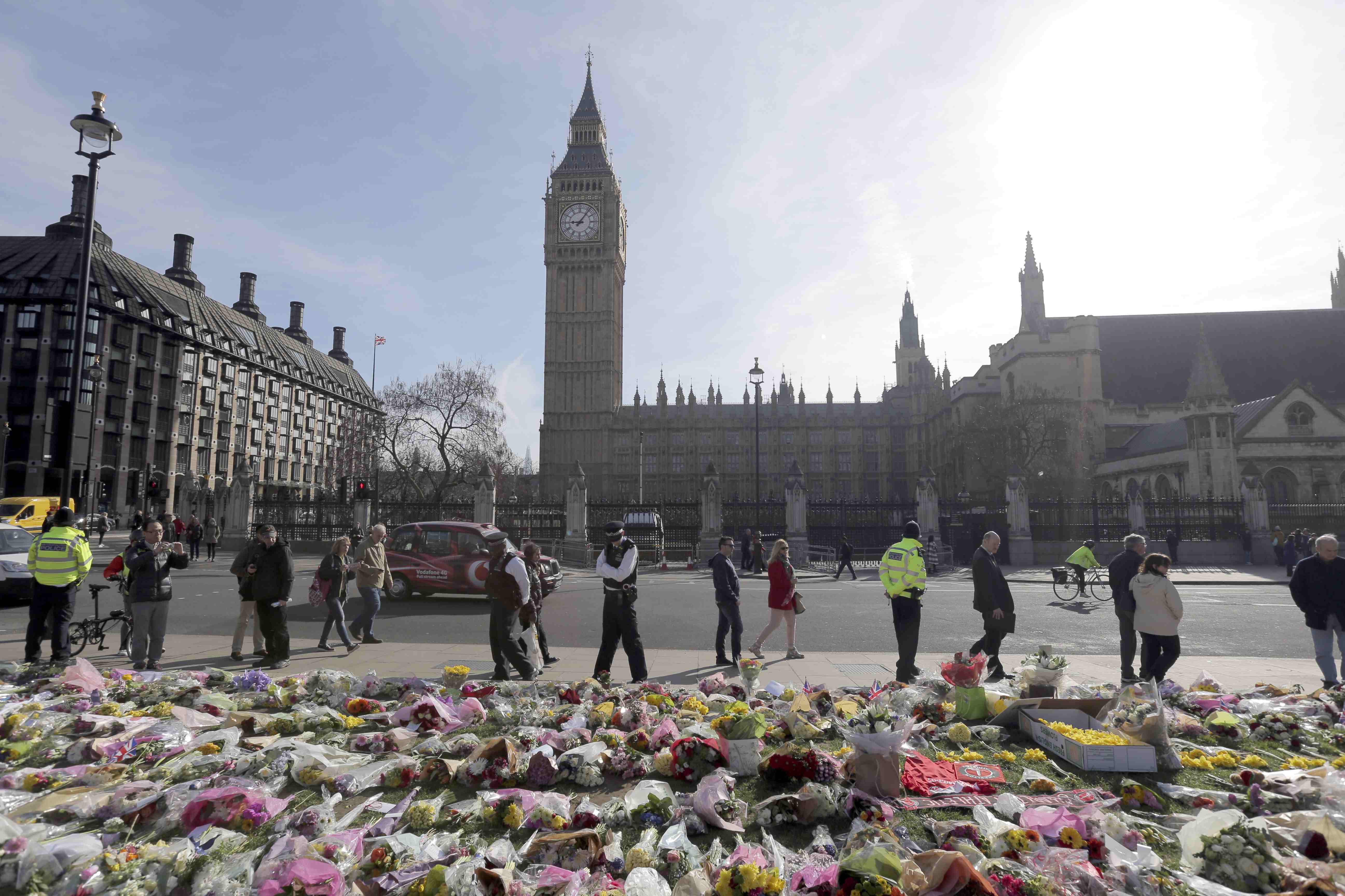 وضع الزهور فى ساحة البرلمان البريطانى بعد حادث لندن