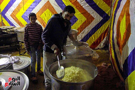 عامل يطهو الأرز استعدادا للمأدبة 