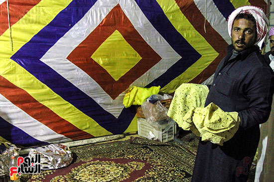  الخبز البدوي يصنع طازجا في ركن الخيمة 