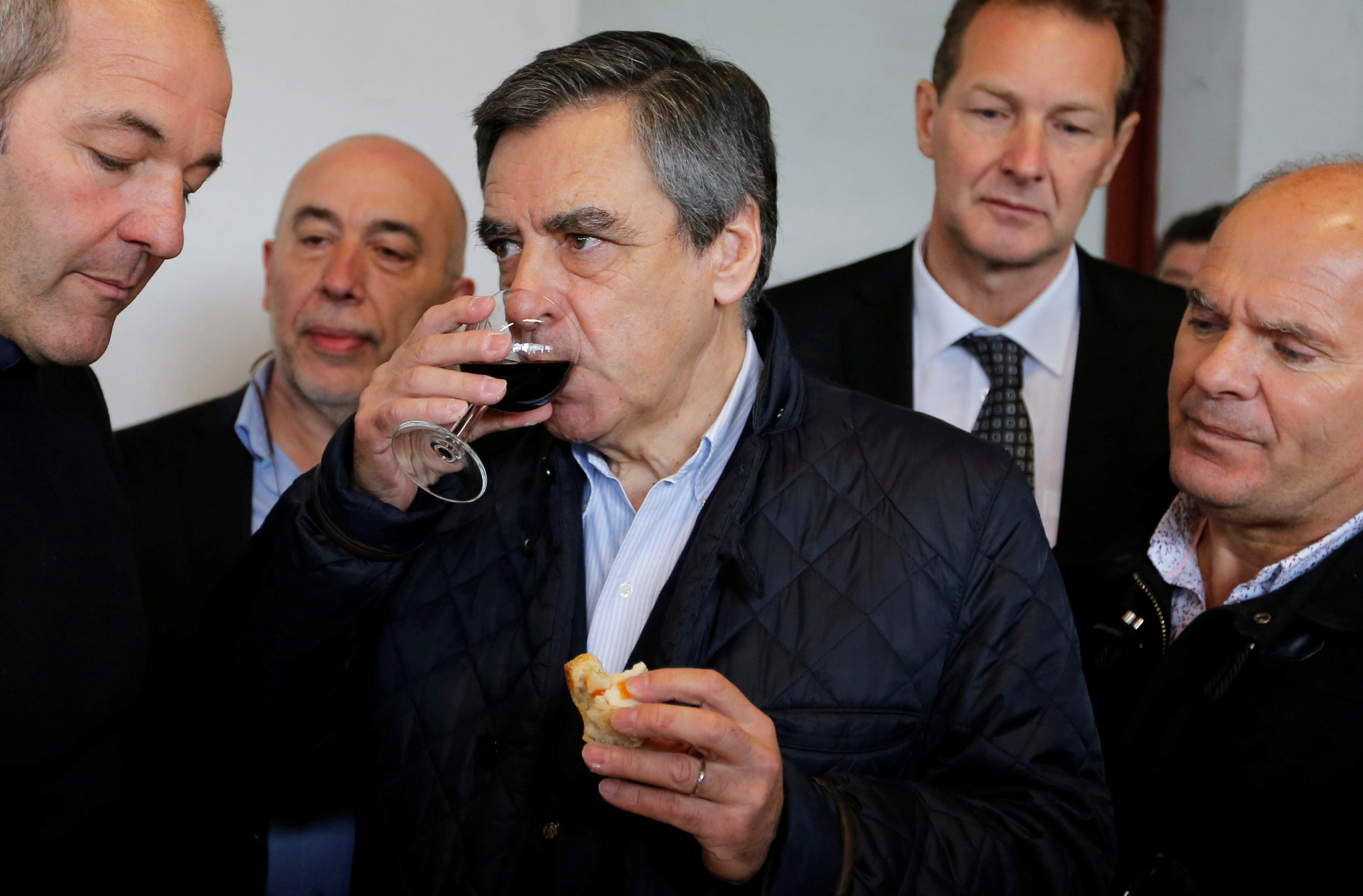 فرانسوا فيون يتناول كوب من النبيذ