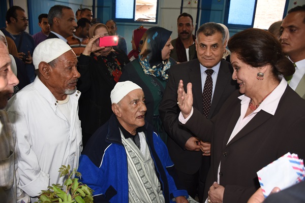 زيارة محافظ البحيرة لدار المسنين