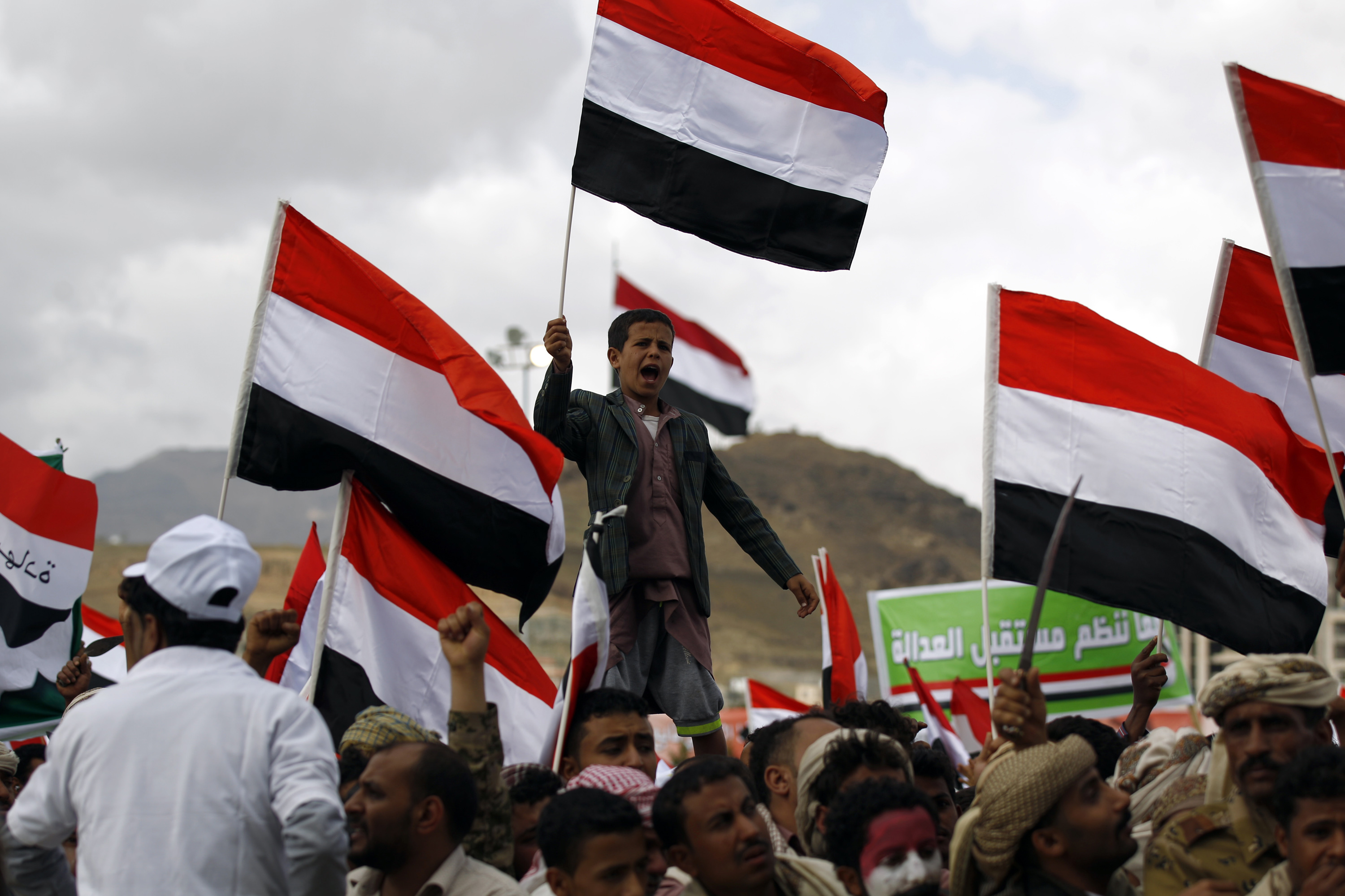 الحوثيون يرفعون علم اليمن