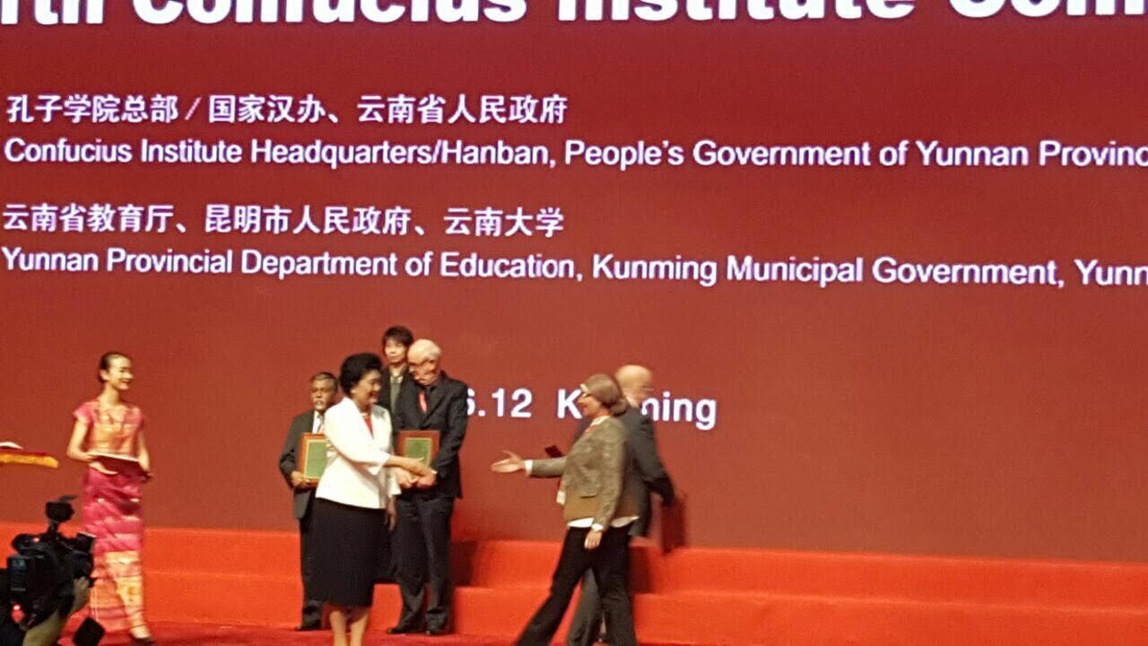 أثناء تسلمه جائزة أفضل معهد لتدريس اللغة الصينية على مستوى الشرق الأوسط