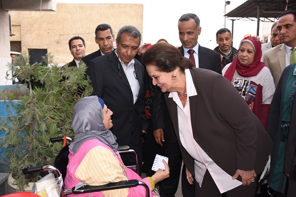 محافظ البحيرة تقدم الهدايا للمسنين