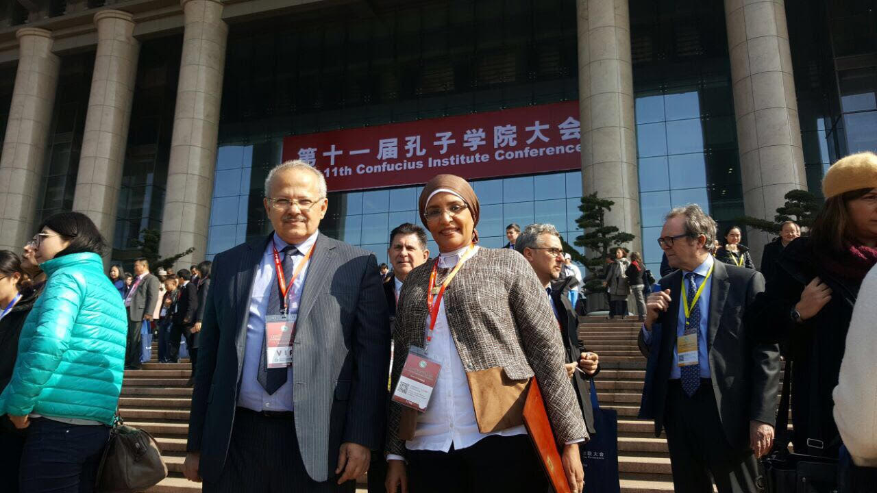 مدير معهد كونفوشيوس مع الدكتور الخشت نائب رئيس جامعة القاهرة بجامعة بكين