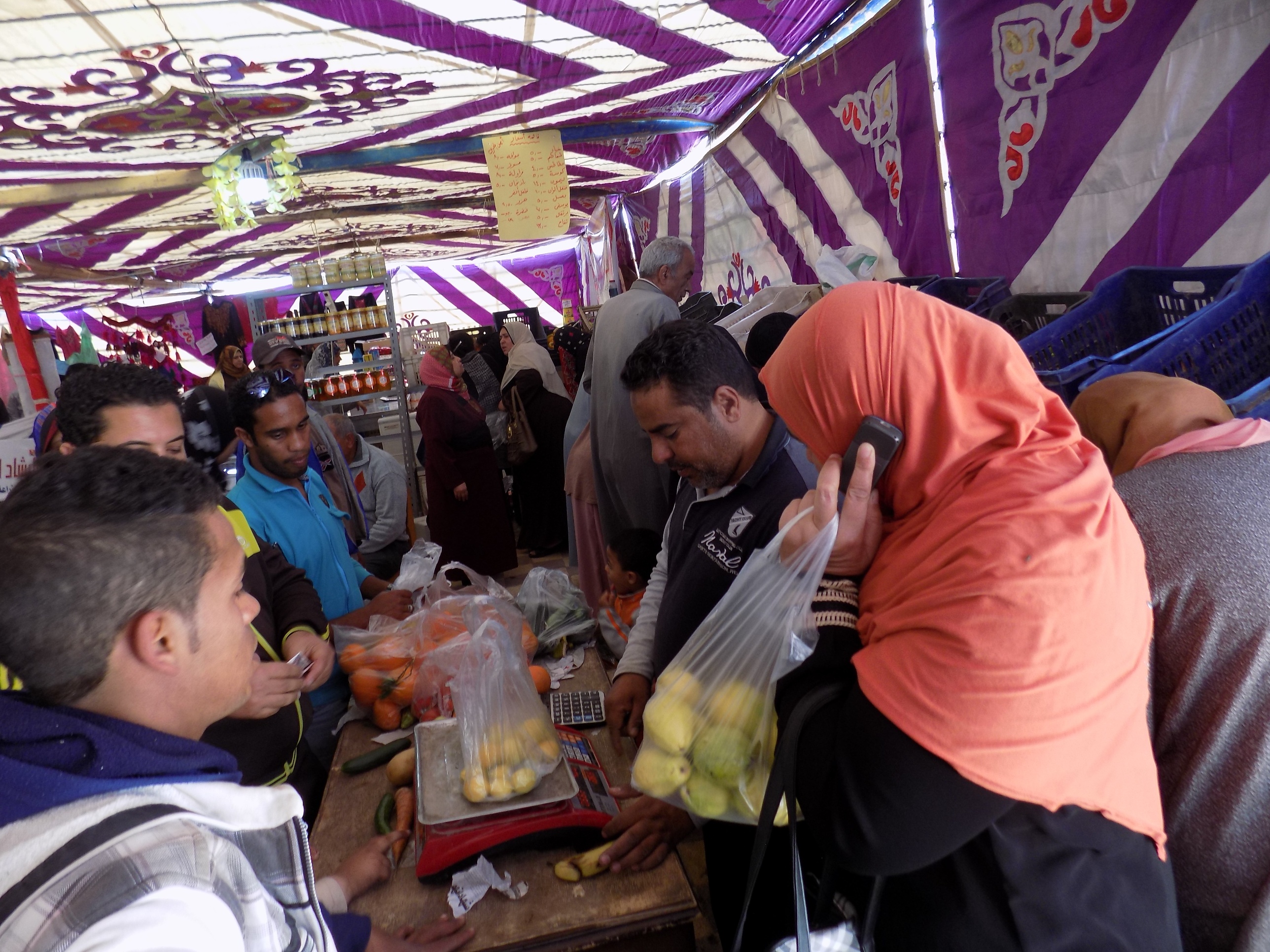 اقبال  المواطنين على شراء الحضار والفاكهة بالمعرض