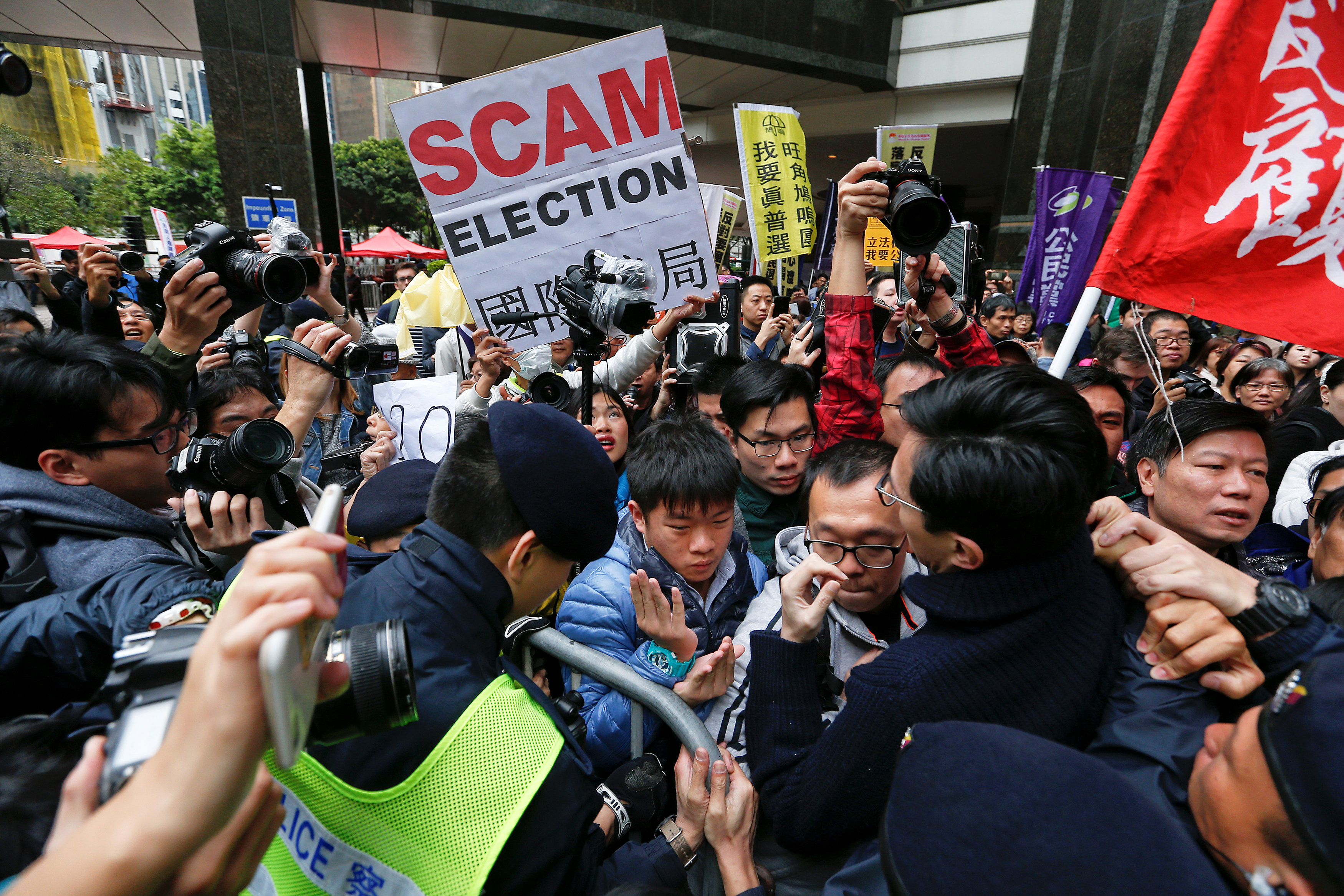 جانب من تدافع المحتجين خلال مظاهرات فى هونج كونج ضد الصين