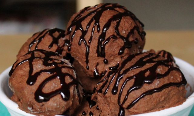 0chocolate_ice_cream_in_a_bowl_with_chocolate_syrup