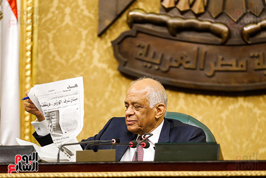 عبد العال رئيس المجلس يتصفح احد الجرائد 