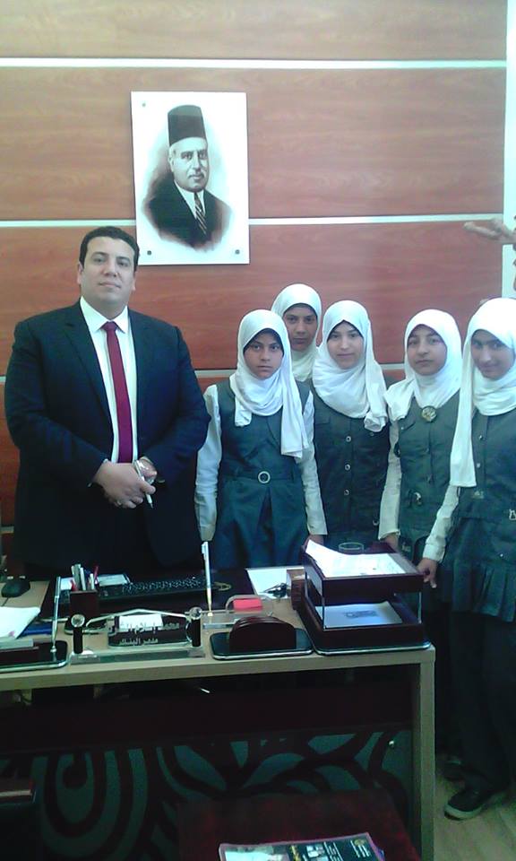 طالبات المدرسة مع مدير البنك