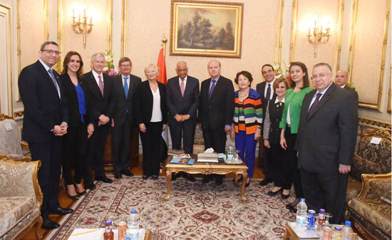 صورة جماعية لرئيس البرلمان والوفد