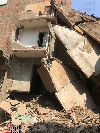 انهيار  منزل من 4 طوابق بشارع راتب فى عزبة رستم (1)